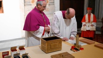 Niêm phong Cửa Thánh VCTĐ Đức Bà Cả