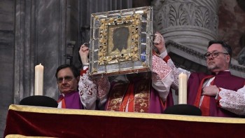 Chiêm ngắm “Khăn Thánh Veronica” tại Đền thờ Thánh Phêrô